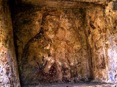 Si tratta di un altare votivo risalente al XVI secolo, impreziosito da un dipinto della Madonna di Costantinopoli con in braccio Ges� Bambino